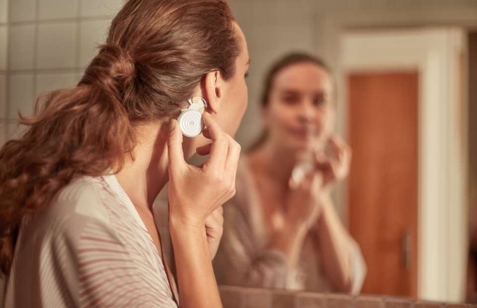 Person who has the module attached behind the ear and is receiving treatment for their tinnitus