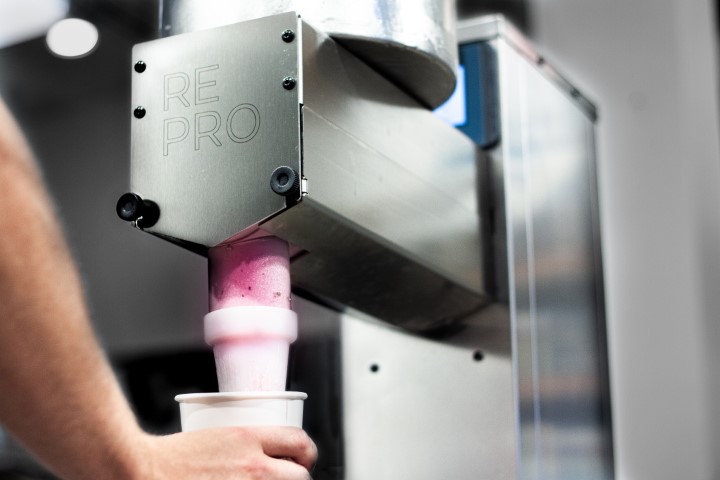 The ice cream dispenser from OIM fills the cups quickly and efficiently