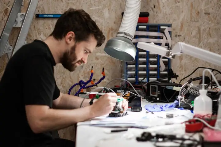 En person som utför elektronikarbete inom produktutveckling på oim sweden