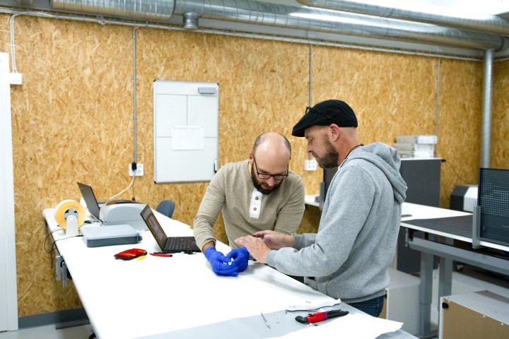 Andreas and thomas is working in the workshop area